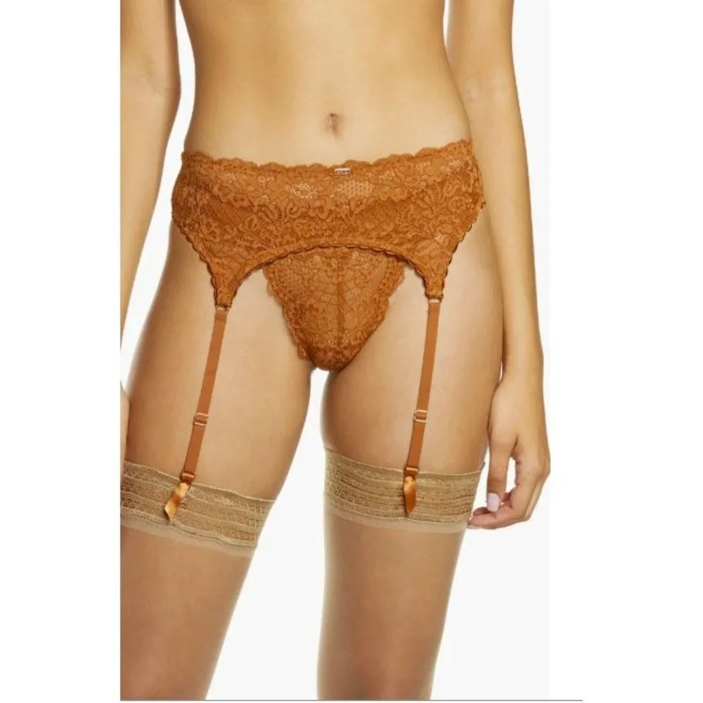 LOVE, VERA Garter belt NWOT 1X/2X